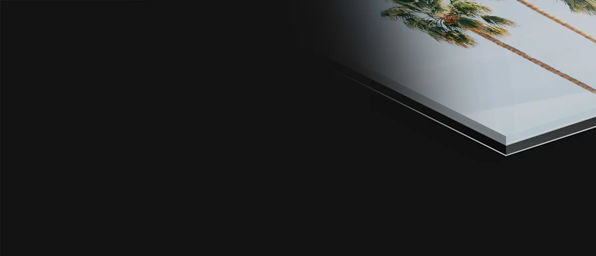 PDP | Acrylic Glass Stand | Icon Grid Section > USP | Mobile | Media #1 close up of an acrylic glass print.