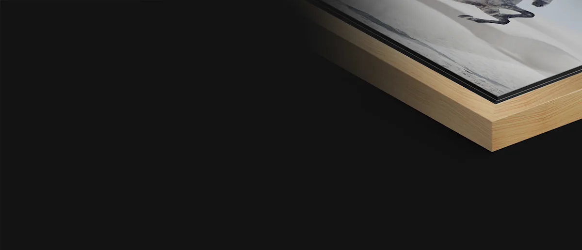 PDP | Floater Frame | Icon Grid Section > USP | Mobile | Media #1 close up of a solid wood floater frame.