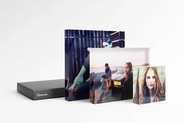 PDP | Acrylic Block with Box | Images Text Section > Usage possibilities | Media #1 three acrylic photo blocks in different formats standing in front of a black whitewall gift box.