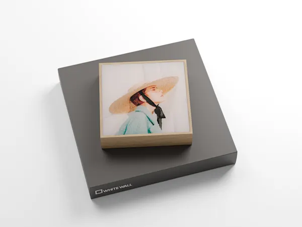 PDP | ArtBox Gift Edition | Images Text Section > Usage possibilities | Media #1 ArtBox lying on top of a closed gift box.