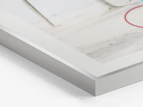 CDP Rahmen Magnetrahmen Kachel Image teaser with close up of magnet frame in silver alu option and print with natural white passepartout.