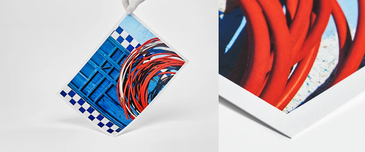 Fine Art Print Hahnemühle Photo Rag Bright White Split view of a Fine Art Print on matte paper with a motif of a blue door and a red garden hose.