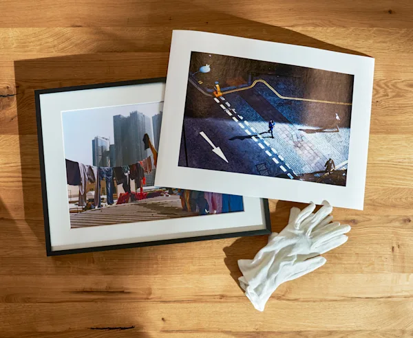 Fine Art Print mit Rahmen Two Fine Art Prints, with and without frame laying on a wooden tabel next to a pair of gloves