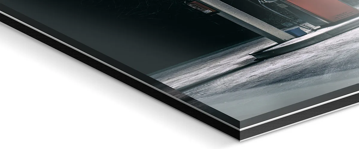 PDP | Aluminium ArtBox | Image Slider Section > Material > Original Photo Print Under Acrylic Glass | Media #1 Close up of the support material.