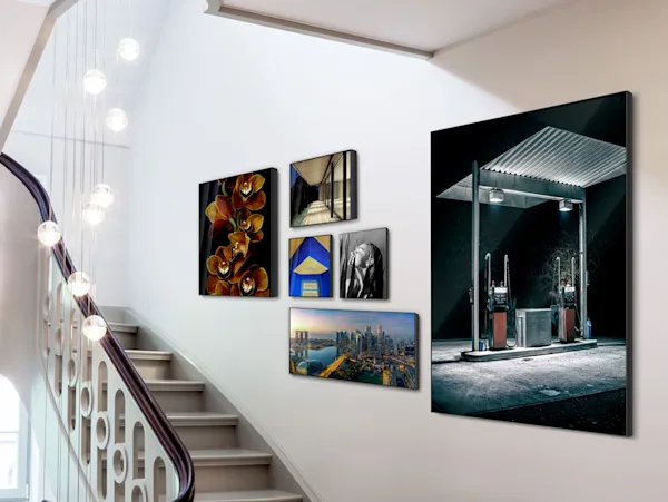 PDP | Aluminium ArtBox | Images Text Section > Formats | Media #1 Several different motifs framed in an Aluminium ArtBox on a wall in a staircase.