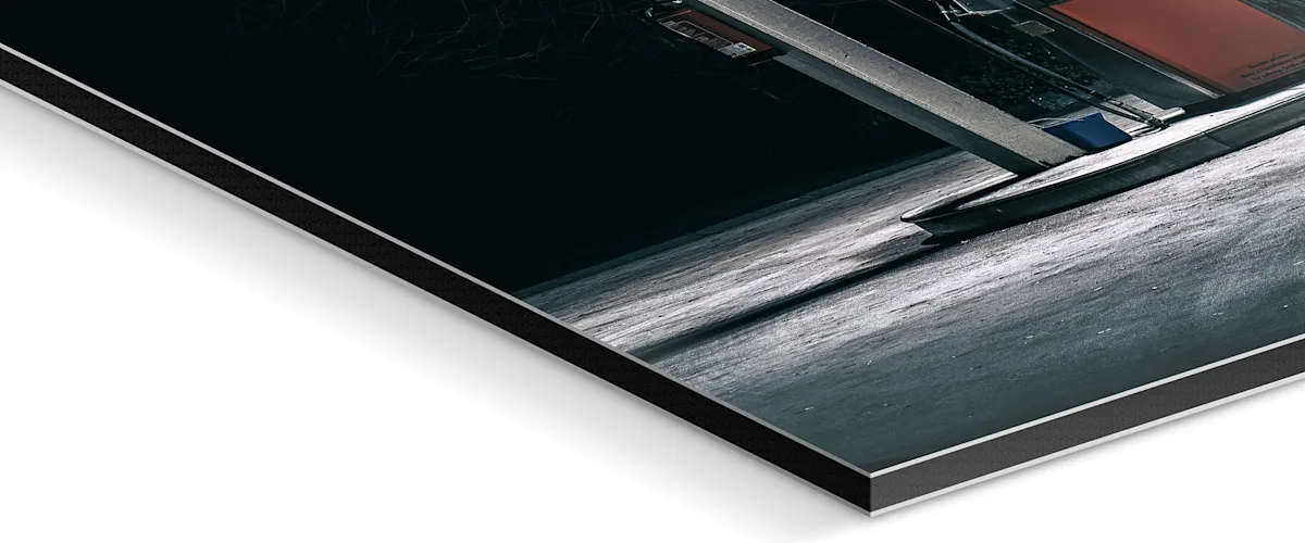 PDP | Aluminium ArtBox | Image Slider Section > Material > Direct Print On Aluminium Dibond Close up of the support material.