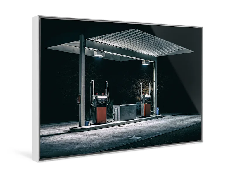 PDP | Aluminium ArtBox | Product Selector Section | Media #1 A night shot of a gas station in an Aluminium ArtBox.