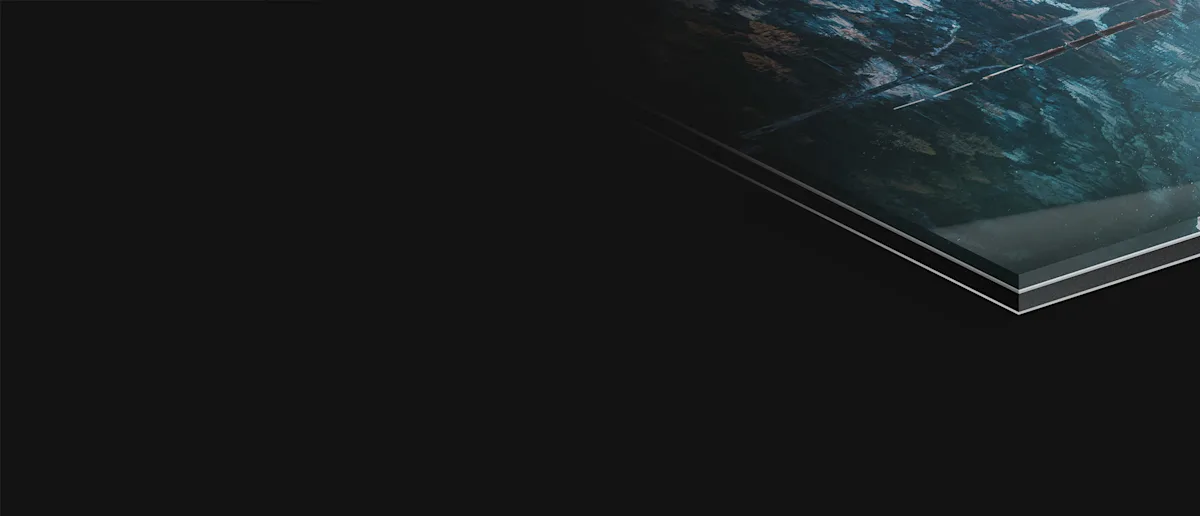 Fine Art Pigment Print under Acrylic Glass | USP Grafik Mobile close up of the edge of an acrylic glass photo print.