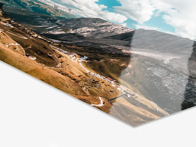 PDP | Lambda Print On Fuji Crystal DP II | Product Selector Section > Media #2 close up of a lamda print on Fuji Crystal DP II paper.