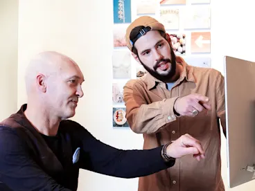 WhiteWall expert and customer WhiteWall store expert helping a customer.