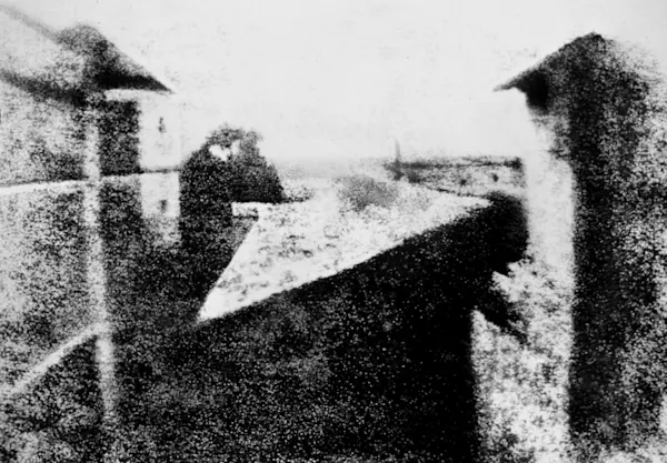 LP | BW | Image Text Section The first photograph from 1826 by Joseph Nicéphone Niépces "La cour du domaine du Gras".