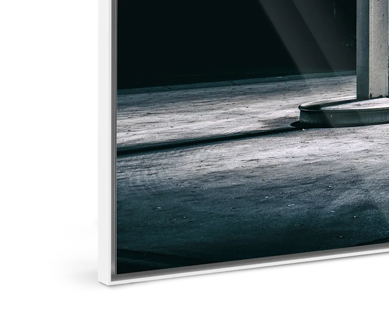 Close-up of an ArtBox Aluminum with 0.39 in. / 10 mm profile in white.