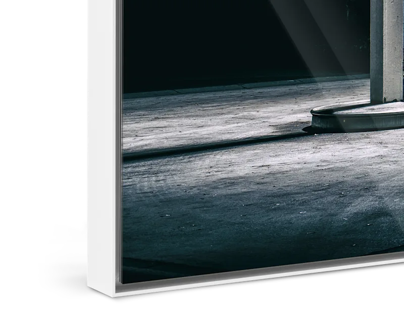 Close-up of an ArtBox Aluminum with 25 mm profile in white.