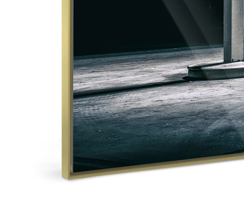 Close-up of an ArtBox Aluminum with 10 mm profile in gold.