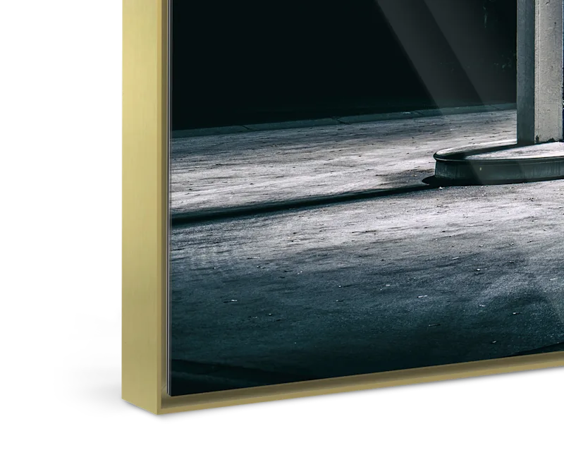 Close-up of an ArtBox Aluminum with 25 mm profile in gold.