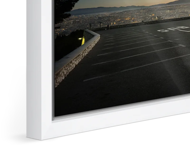 Close-up of the master print with Basel frame 31 mm in white maple.